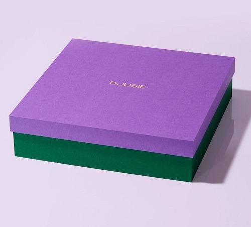 Djusie laatikko emeraldin vihreän värisellä pohjalla ja violetin värisellä kannella